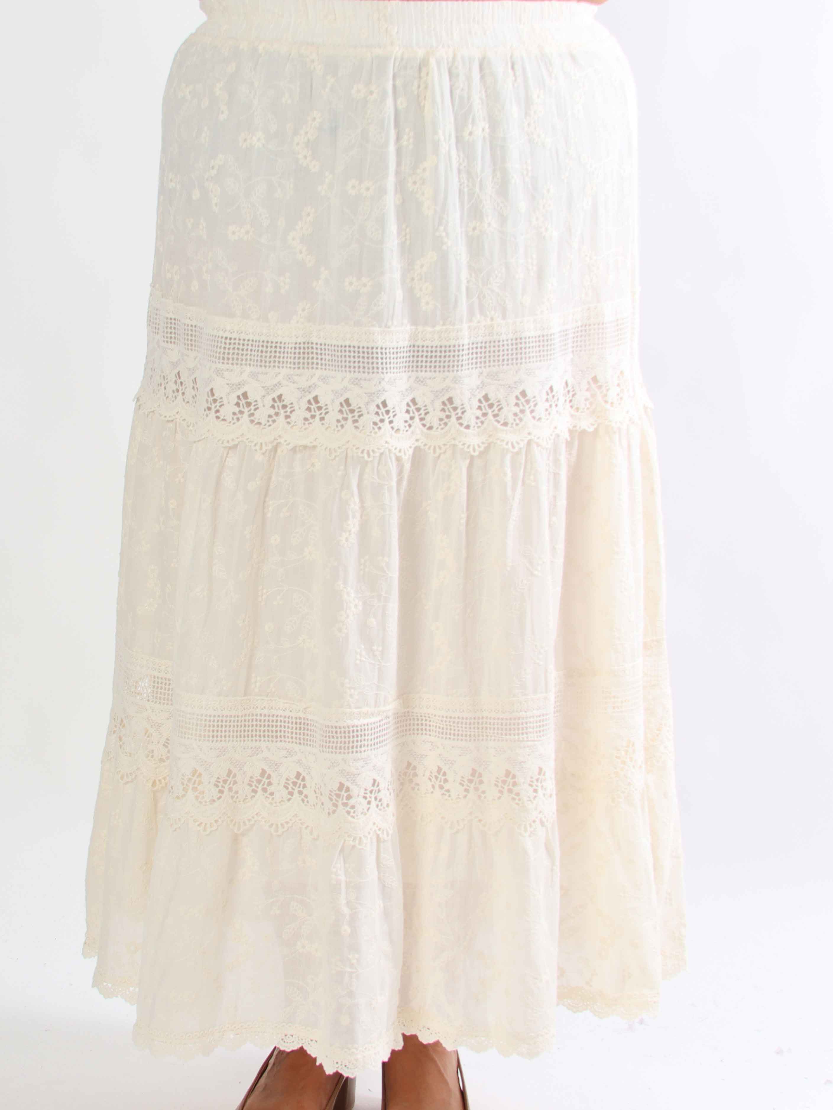 Aspen - Lang plus size nederdel i blød bomuld med broderede detaljer